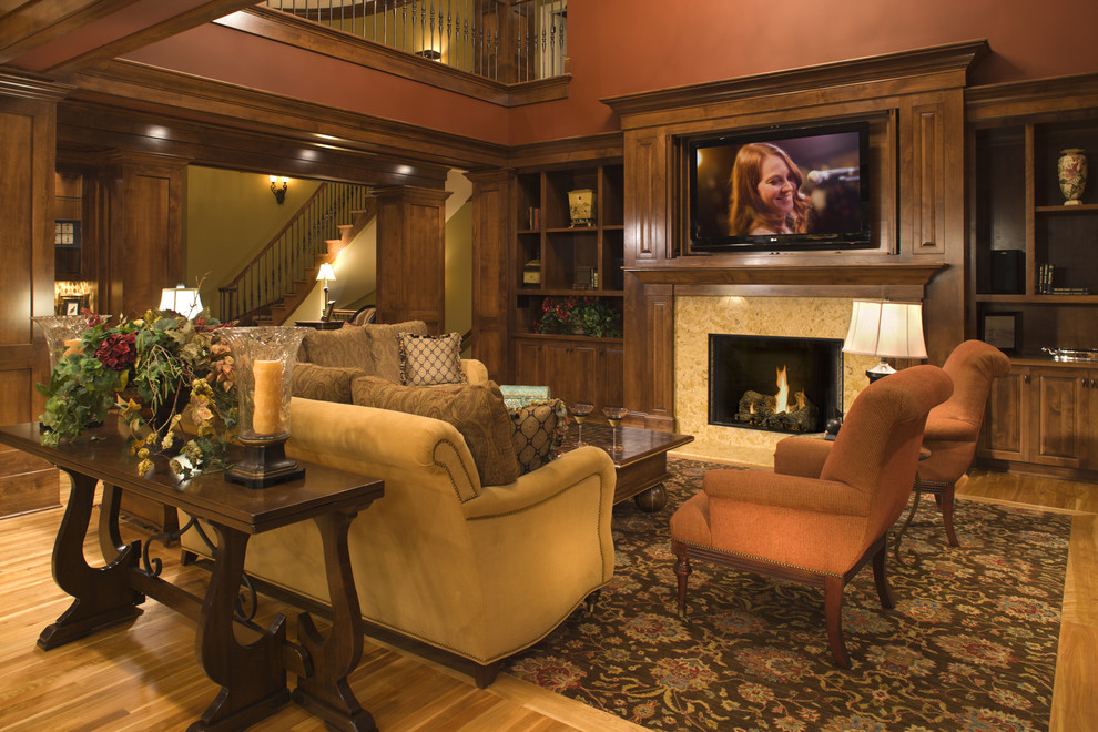 Ejemplo de sala de estar costera con paredes marrones, suelo de madera en tonos medios, todas las chimeneas y televisor colgado en la pared