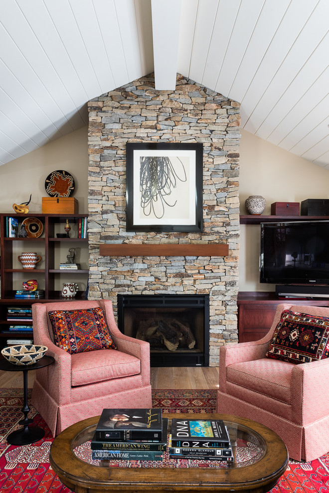 Exemple d'une salle de séjour craftsman de taille moyenne et ouverte avec un mur beige, parquet clair, une cheminée standard, un manteau de cheminée en pierre et un téléviseur encastré.
