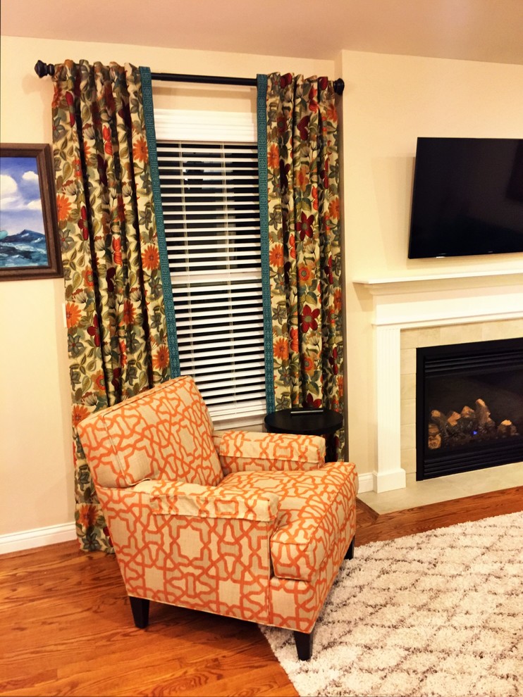 Idée de décoration pour une grande salle de séjour tradition ouverte avec un mur beige, un sol en bois brun, une cheminée standard, un manteau de cheminée en bois, un téléviseur fixé au mur et un sol marron.
