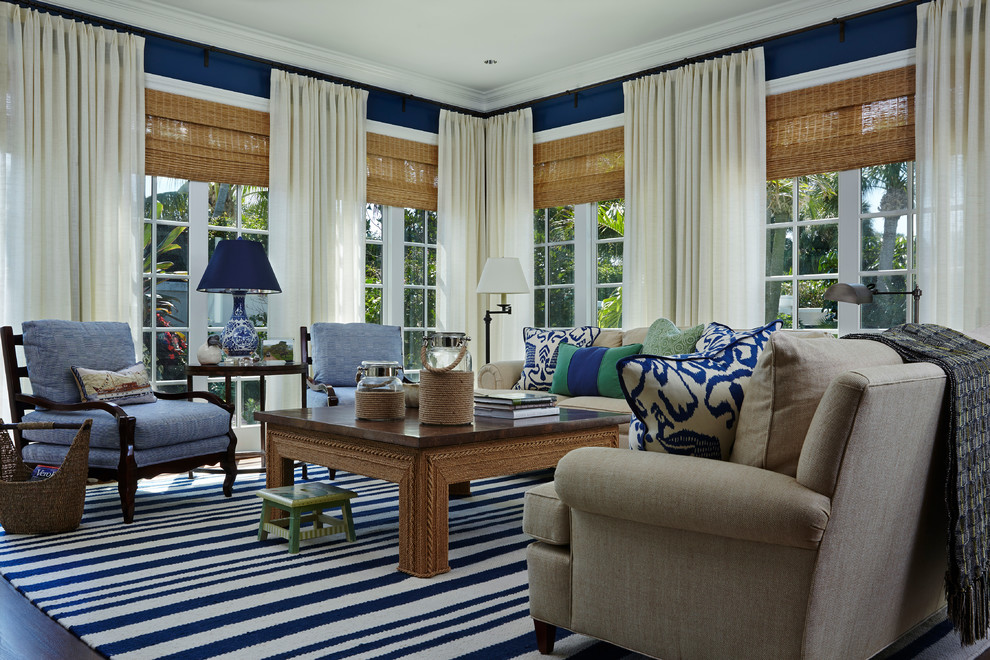 На фото: изолированная гостиная комната среднего размера в классическом стиле с синими стенами, паркетным полом среднего тона, телевизором на стене и разноцветным полом с