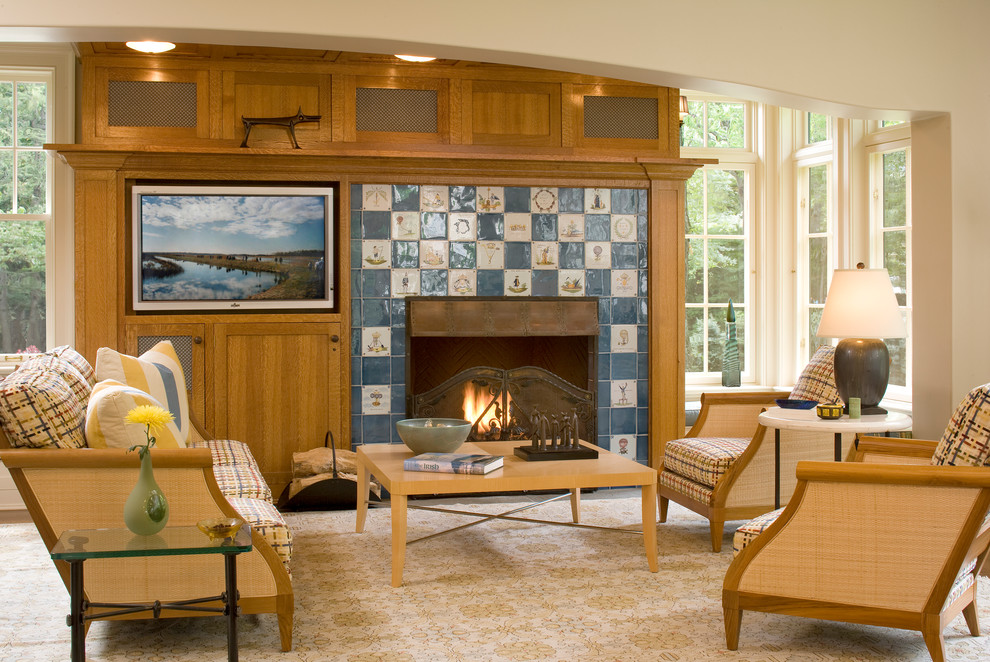 Idée de décoration pour une salle de séjour tradition avec un manteau de cheminée en carrelage.