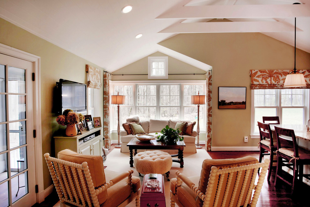 Cette photo montre une salle de séjour tendance ouverte avec un mur beige, parquet foncé, aucune cheminée et un téléviseur fixé au mur.