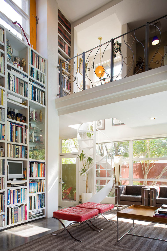 Idée de décoration pour une salle de séjour design avec une bibliothèque ou un coin lecture.