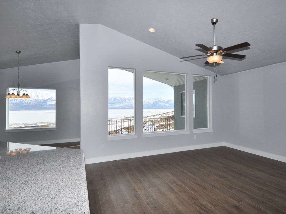 Mittelgroßes, Fernseherloses, Offenes Modernes Wohnzimmer ohne Kamin mit grauer Wandfarbe und Laminat in Salt Lake City