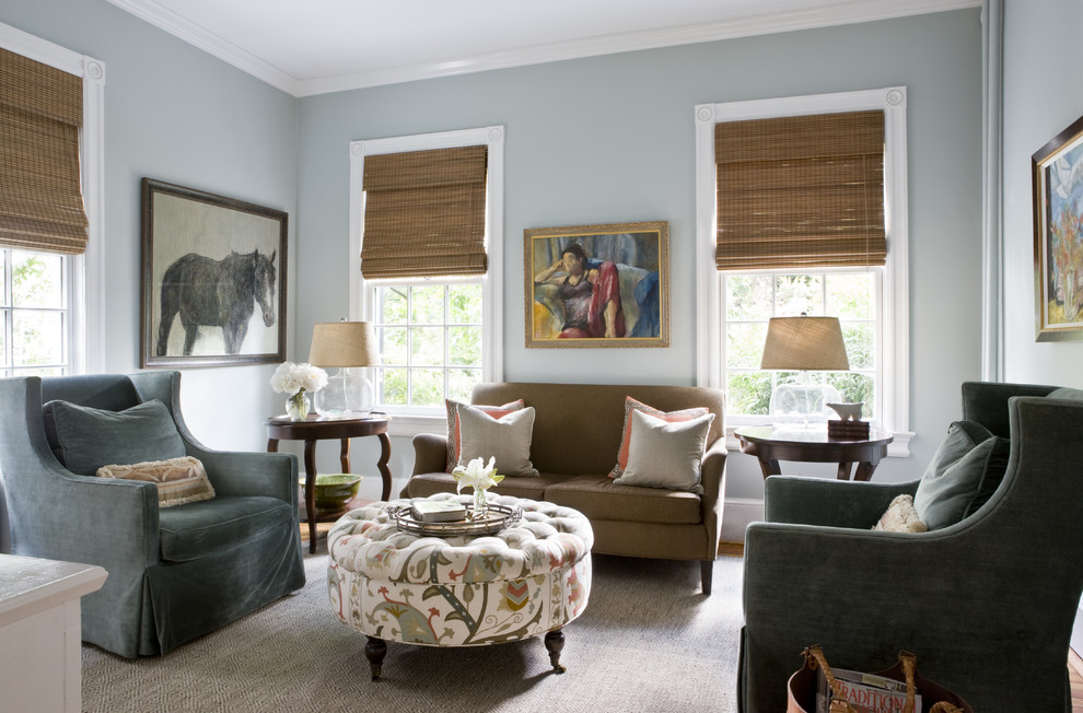 Источник вдохновения для домашнего уюта: гостиная комната в классическом стиле с серыми стенами, паркетным полом среднего тона, стандартным камином и телевизором на стене
