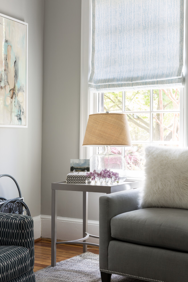 Свежая идея для дизайна: изолированная гостиная комната в стиле неоклассика (современная классика) с серыми стенами и светлым паркетным полом без камина, телевизора - отличное фото интерьера
