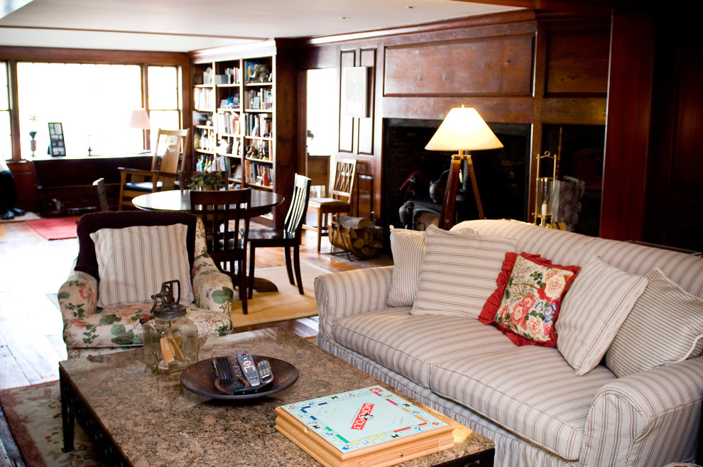 Exemple d'une grande salle de séjour nature ouverte avec une bibliothèque ou un coin lecture, un mur marron et parquet foncé.