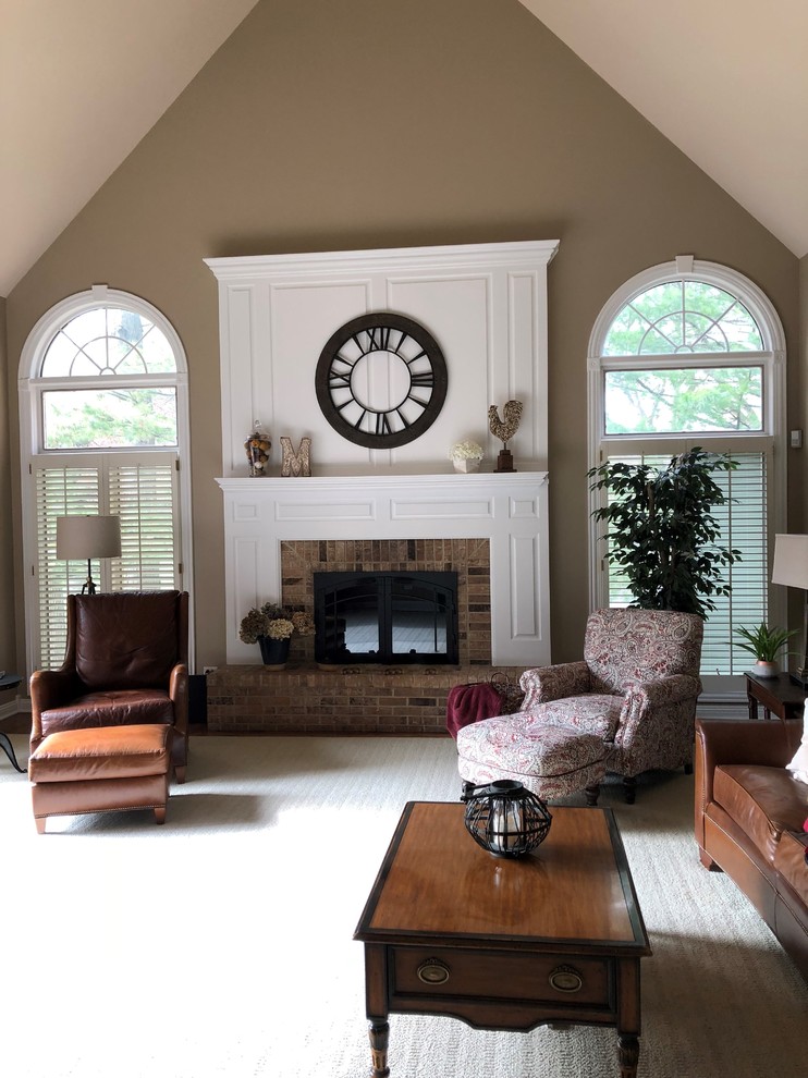 Foto de sala de estar abierta tradicional grande con paredes beige, moqueta, marco de chimenea de madera y chimenea lineal