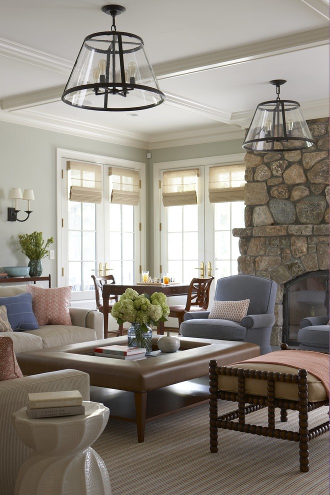 Пример оригинального дизайна: большая открытая гостиная комната в классическом стиле с серыми стенами, ковровым покрытием, стандартным камином, фасадом камина из камня и бежевым полом без телевизора