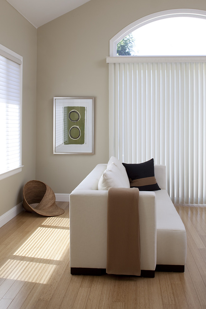 Пример оригинального дизайна: гостиная комната в современном стиле с полом из бамбука
