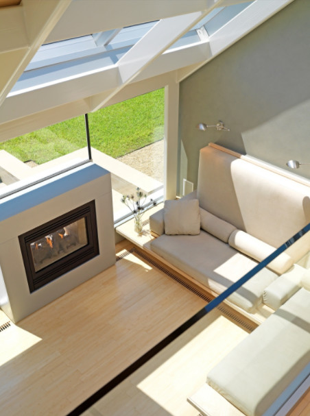 Diseño de sala de estar con biblioteca tipo loft contemporánea pequeña con suelo beige, paredes verdes, suelo de bambú, chimenea de doble cara, marco de chimenea de metal y televisor independiente