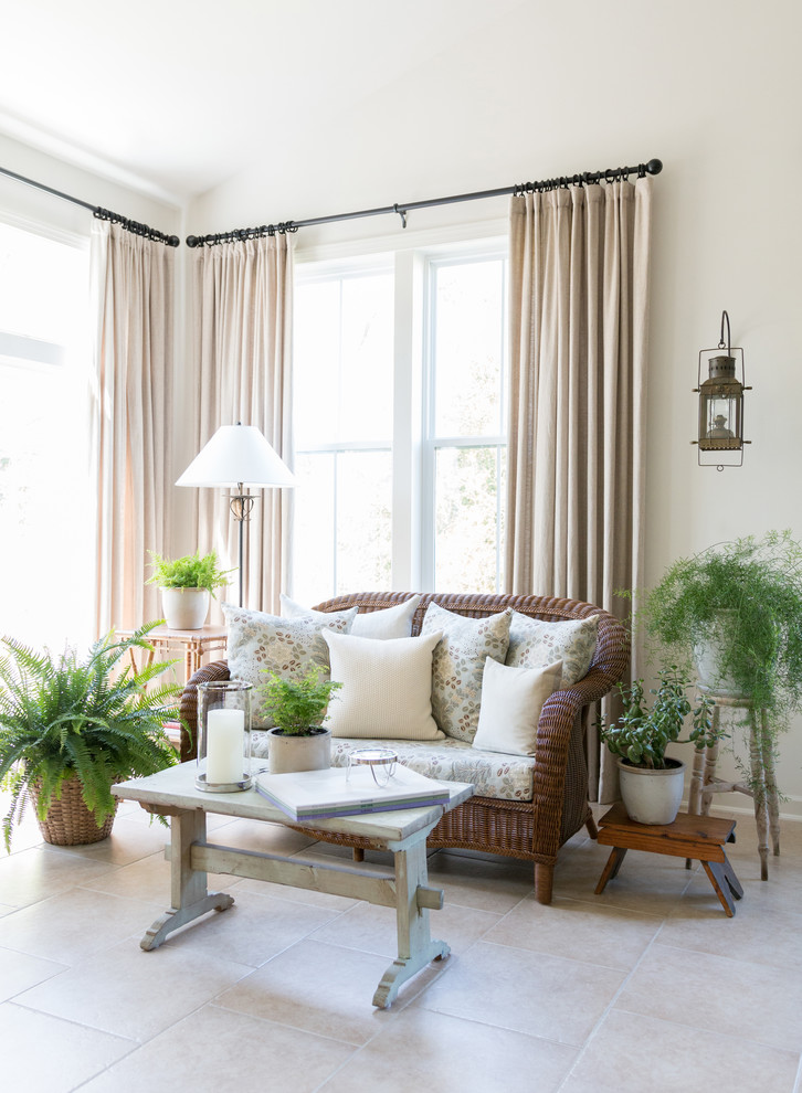 Imagen de sala de estar abierta campestre grande con paredes blancas y marco de chimenea de piedra