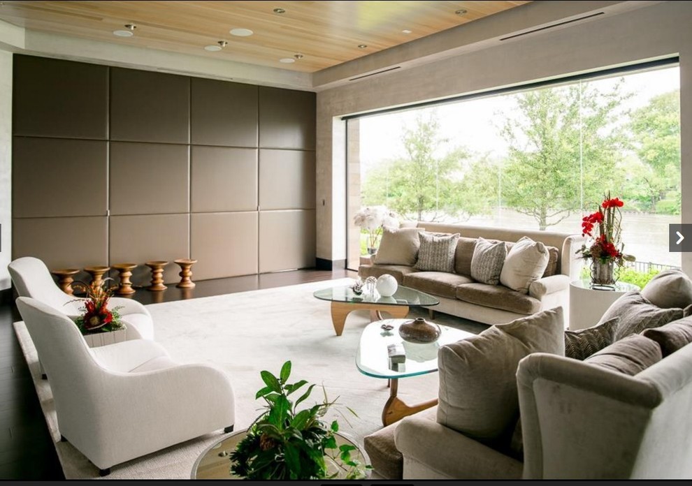 Foto de sala de estar abierta contemporánea grande sin chimenea con paredes marrones y suelo de madera oscura