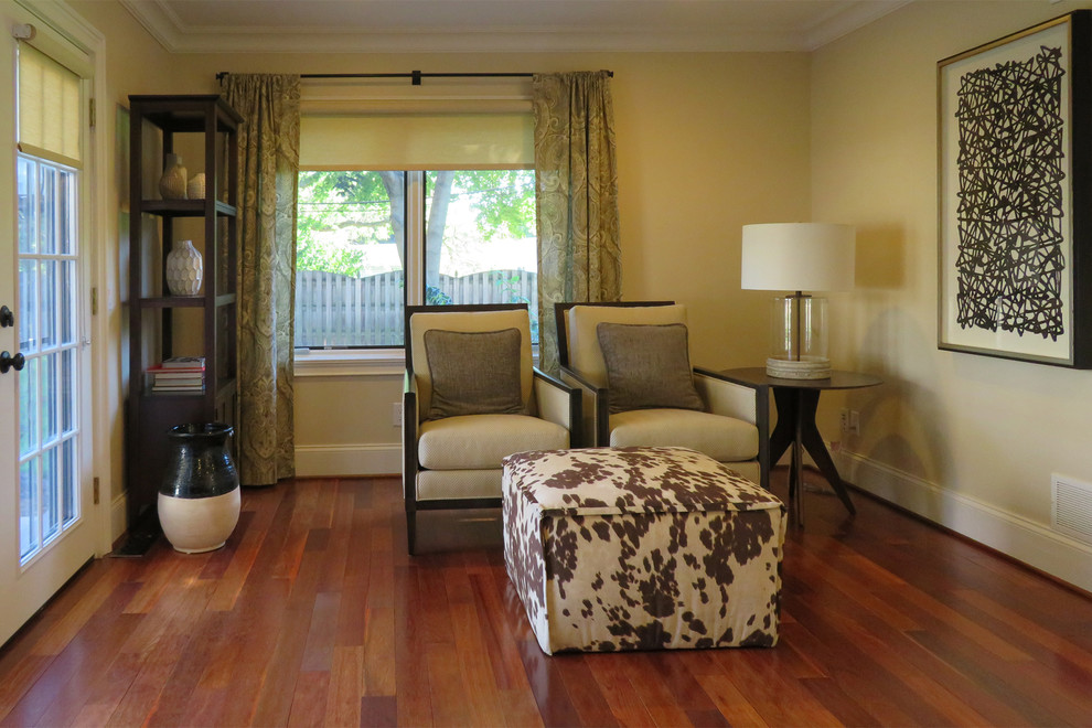 Mittelgroßes, Offenes Klassisches Wohnzimmer mit beiger Wandfarbe, braunem Holzboden und braunem Boden in Sonstige