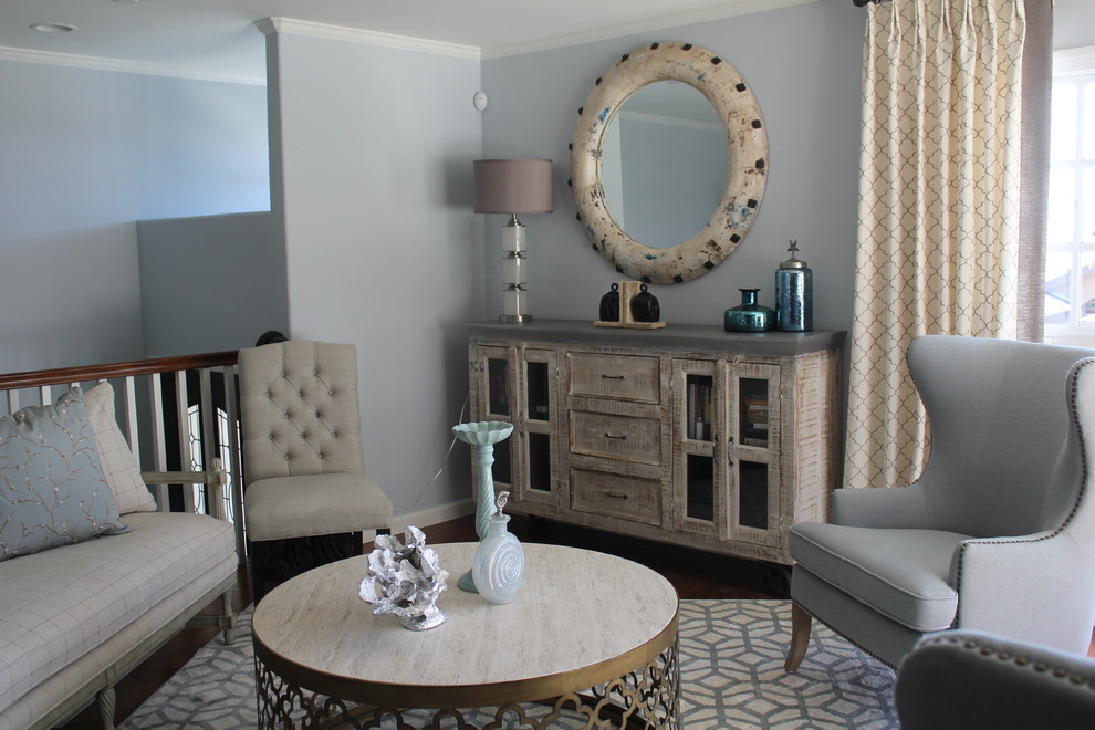 Mittelgroßes, Fernseherloses Maritimes Wohnzimmer ohne Kamin, im Loft-Stil mit grauer Wandfarbe, dunklem Holzboden und braunem Boden in Orange County