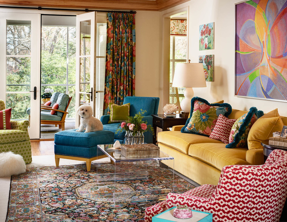 Стильный дизайн: гостиная комната в классическом стиле с бежевыми стенами и ковром на полу - последний тренд