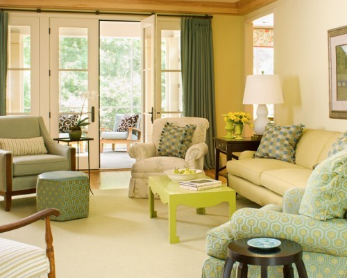 Modelo de sala de estar tradicional con paredes beige y suelo de madera clara