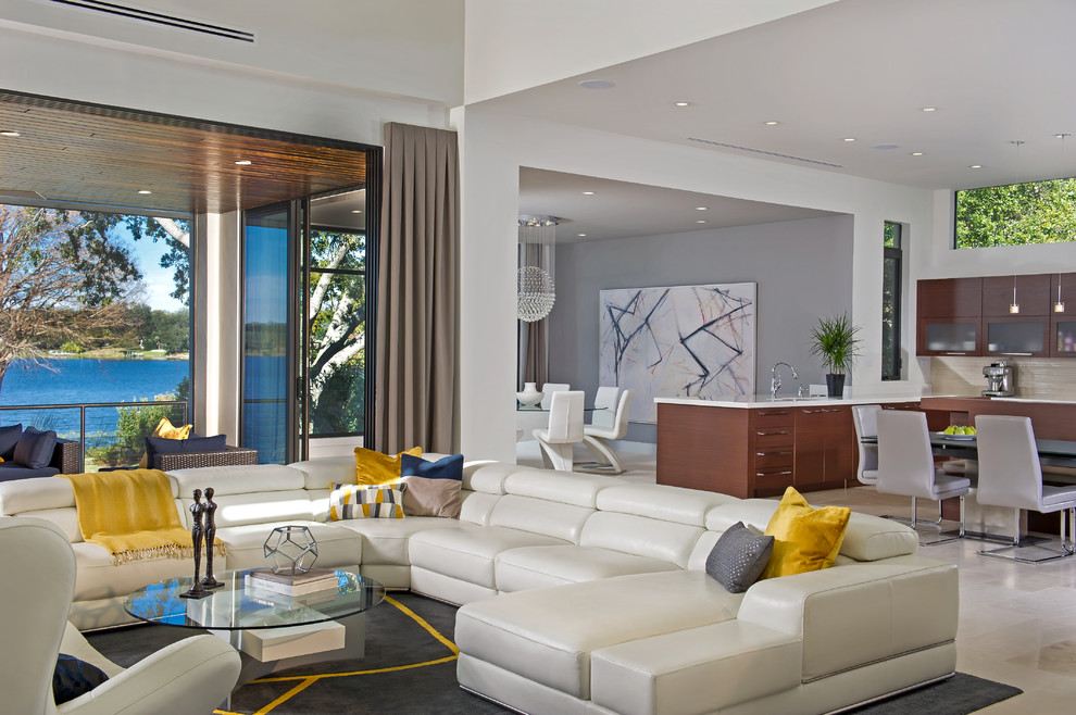 Diseño de sala de estar abierta contemporánea grande sin chimenea con televisor colgado en la pared, paredes blancas y moqueta