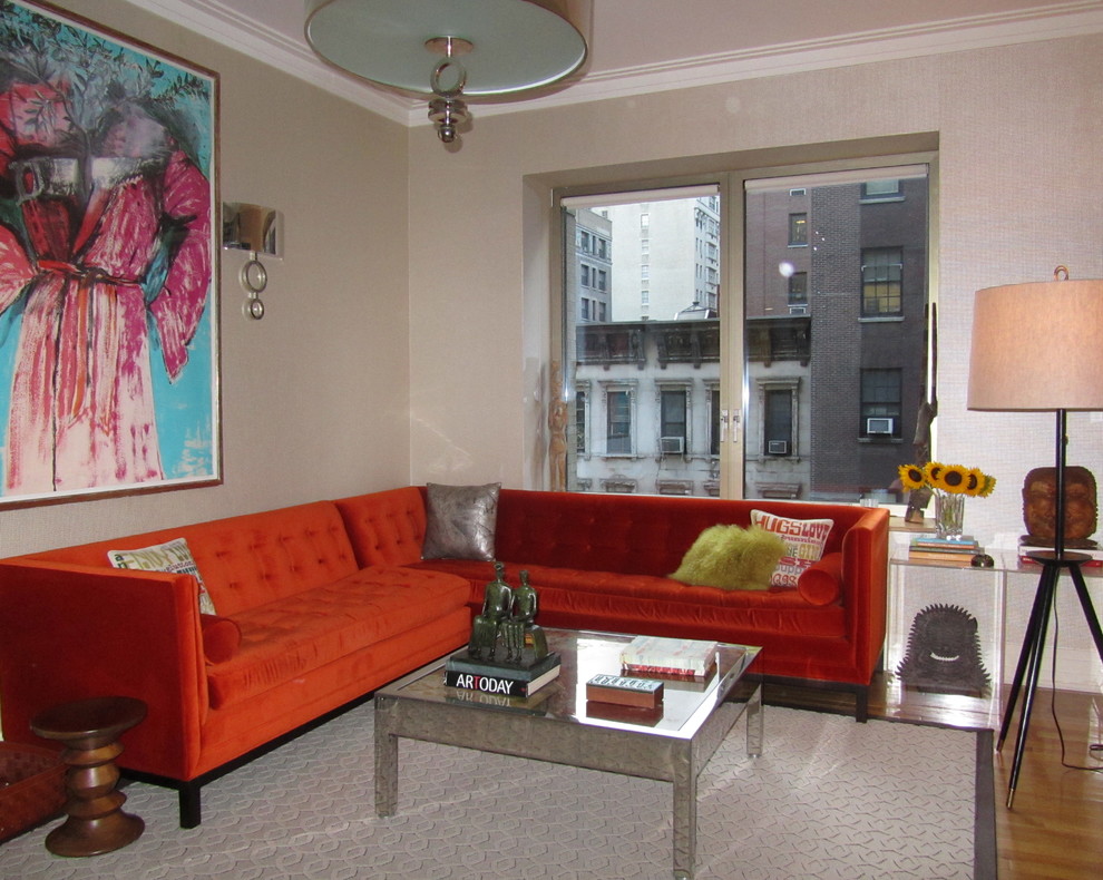 Foto de sala de estar actual con paredes beige y suelo de madera en tonos medios
