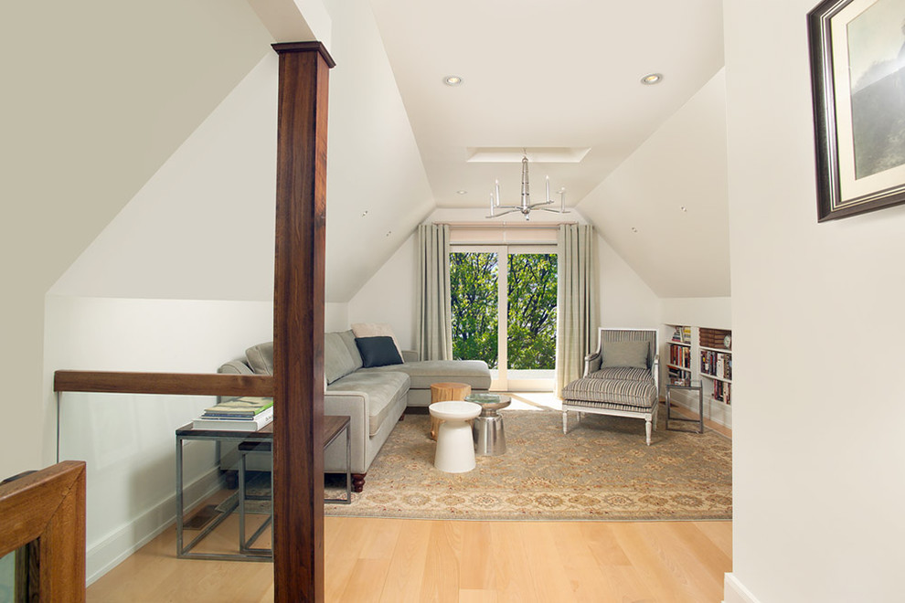 Источник вдохновения для домашнего уюта: двухуровневая гостиная комната среднего размера в стиле модернизм с белыми стенами и телевизором на стене