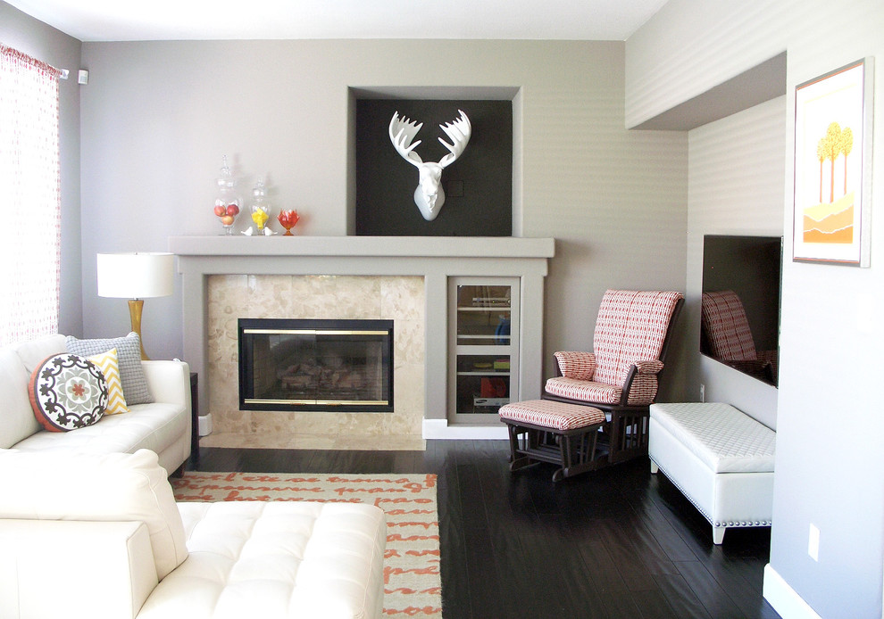 Esempio di un soggiorno classico con pareti grigie, parquet scuro, camino classico e TV a parete