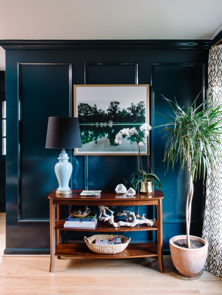 Idee per un piccolo soggiorno eclettico chiuso con pareti blu, parquet chiaro, camino classico, cornice del camino in legno e TV a parete