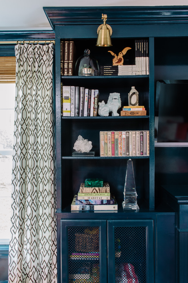 Kleines, Abgetrenntes Stilmix Wohnzimmer mit blauer Wandfarbe, hellem Holzboden, Kamin, Kaminumrandung aus Holz und TV-Wand in Austin