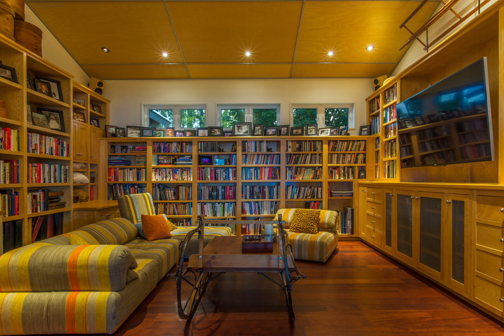 Immagine di un soggiorno rustico di medie dimensioni e chiuso con pareti beige, parquet scuro, TV a parete e pavimento marrone