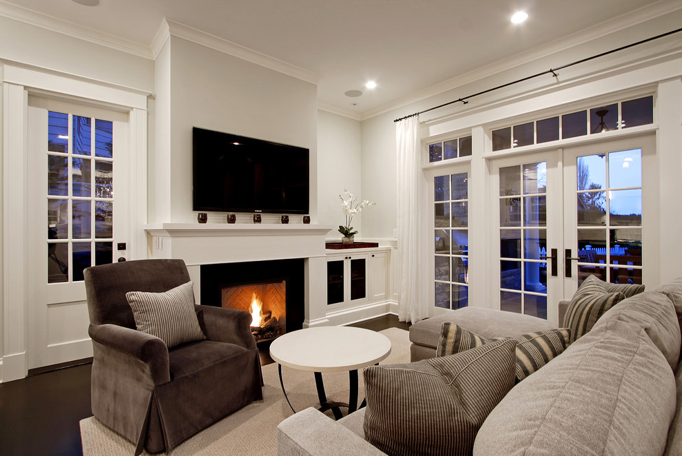 Diseño de sala de estar clásica con paredes blancas, todas las chimeneas, televisor colgado en la pared y alfombra