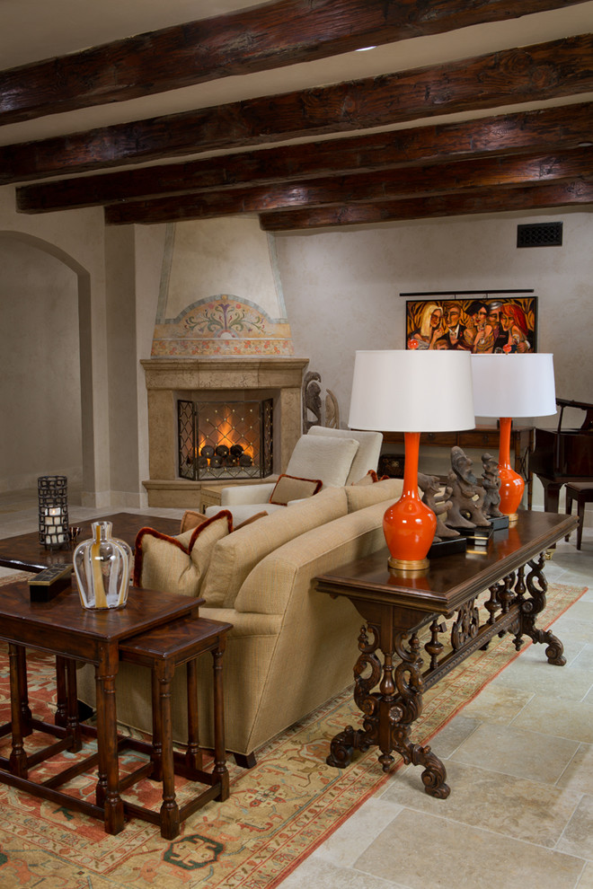 Großes, Offenes Klassisches Wohnzimmer mit beiger Wandfarbe, Eckkamin, Kaminumrandung aus Stein und Keramikboden in Orange County