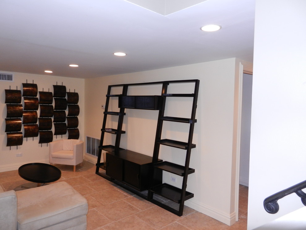 Свежая идея для дизайна: изолированная гостиная комната среднего размера в современном стиле с белыми стенами и полом из керамической плитки - отличное фото интерьера