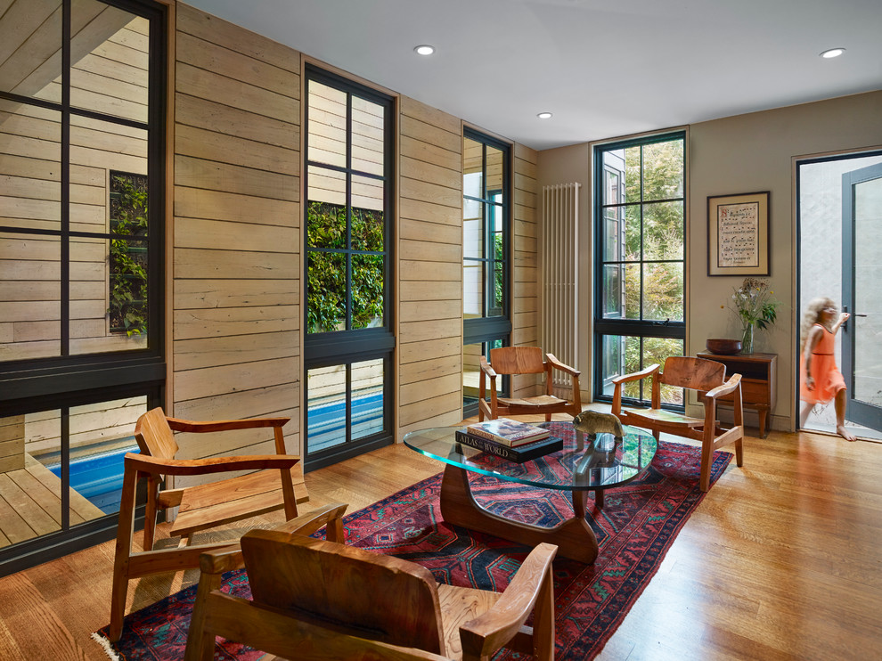 Imagen de sala de estar contemporánea con suelo de madera en tonos medios