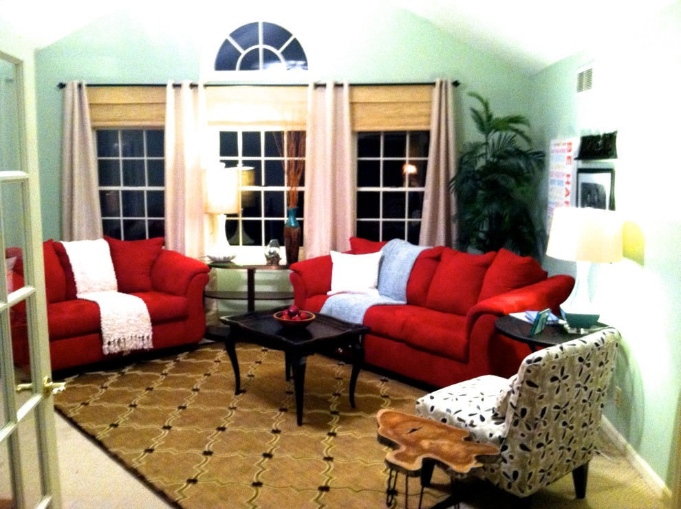 На фото: изолированная гостиная комната среднего размера в стиле фьюжн с ковровым покрытием с