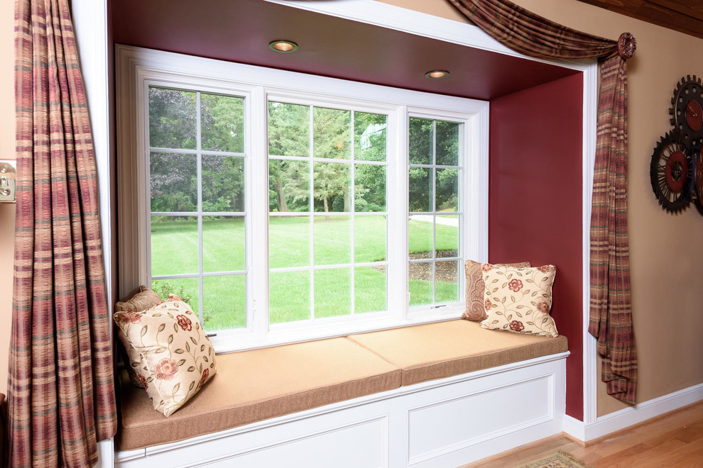 Esempio di un grande soggiorno classico con pareti beige e parquet chiaro