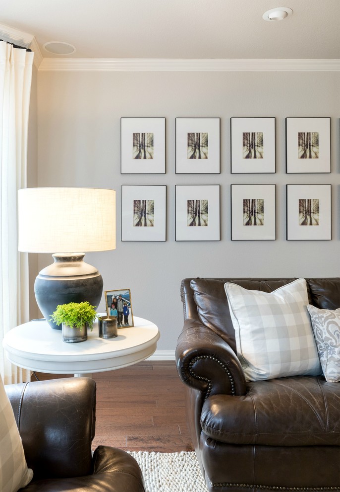 Foto de sala de estar abierta tradicional renovada grande con paredes grises, suelo de madera en tonos medios, todas las chimeneas, marco de chimenea de piedra y televisor colgado en la pared