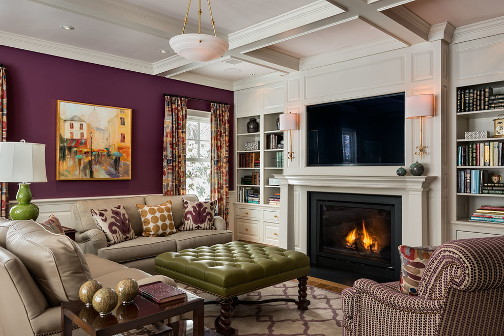 Idee per un soggiorno chic con pareti viola, camino classico e TV a parete