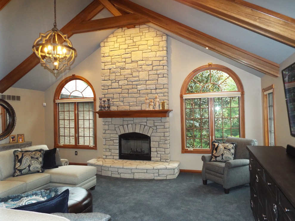 Пример оригинального дизайна: открытая гостиная комната среднего размера в классическом стиле с серыми стенами, ковровым покрытием, стандартным камином, фасадом камина из камня, телевизором на стене и зеленым полом