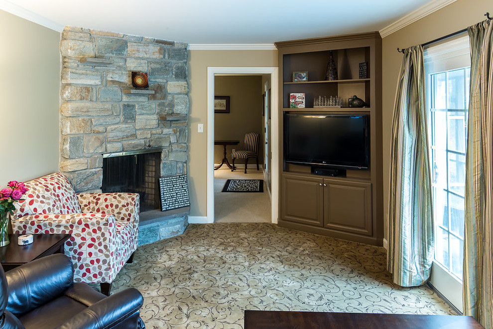 Diseño de sala de estar clásica con moqueta, chimenea de esquina, marco de chimenea de piedra y pared multimedia
