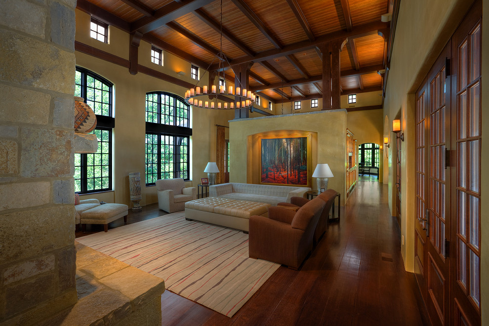 Offenes Mediterranes Wohnzimmer mit beiger Wandfarbe und dunklem Holzboden in Cincinnati