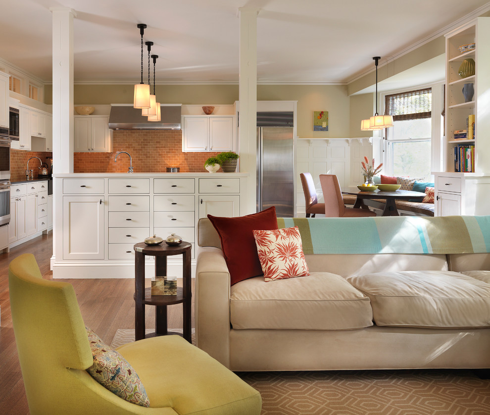 Aménagement d'une salle de séjour contemporaine ouverte avec un mur beige et un sol en bois brun.
