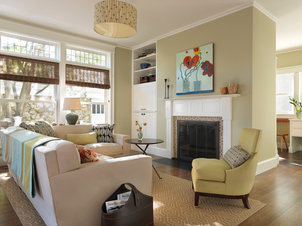 Diseño de sala de estar contemporánea con marco de chimenea de baldosas y/o azulejos y alfombra