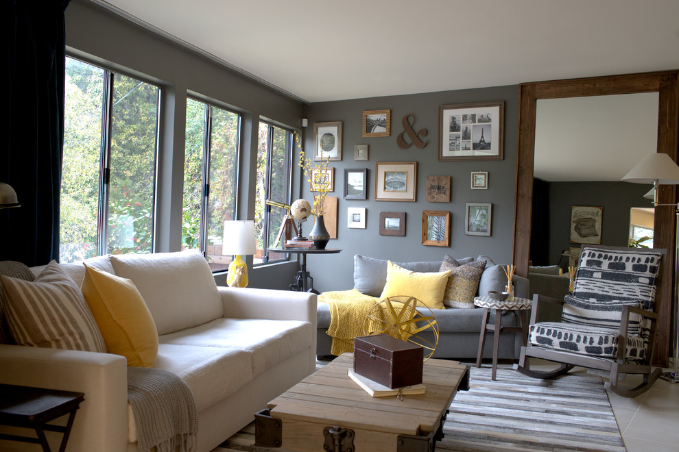 Пример оригинального дизайна: изолированная гостиная комната среднего размера в стиле неоклассика (современная классика) с серыми стенами и полом из керамогранита