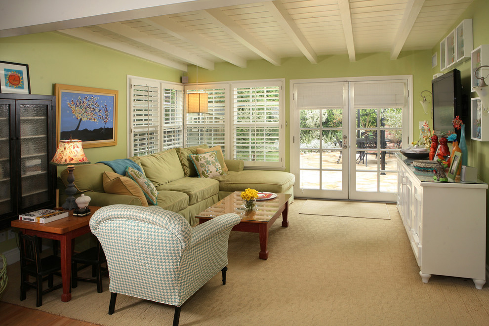 Immagine di un soggiorno minimal con pareti verdi e tappeto
