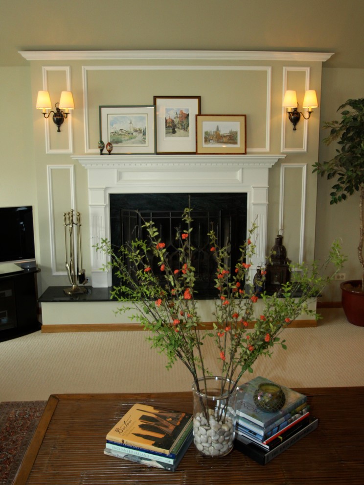 Aménagement d'une salle de séjour classique ouverte avec un mur beige, moquette, une cheminée standard et un manteau de cheminée en bois.
