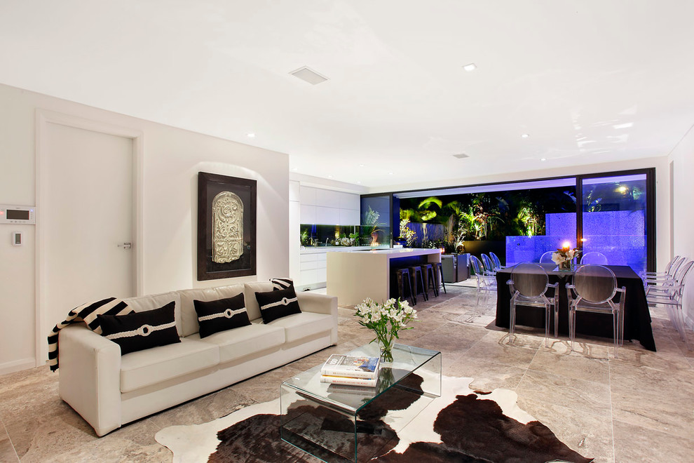 シドニーにあるラグジュアリーな広いコンテンポラリースタイルのおしゃれなオープンリビング (白い壁、大理石の床、暖炉なし、壁掛け型テレビ) の写真