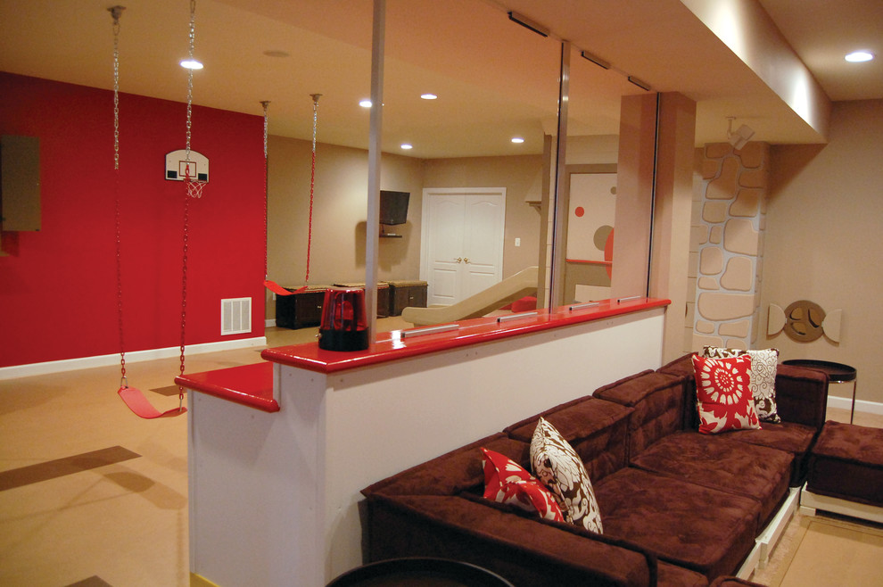 Стильный дизайн: большая открытая комната для игр в современном стиле с мультимедийным центром и красными стенами без камина - последний тренд