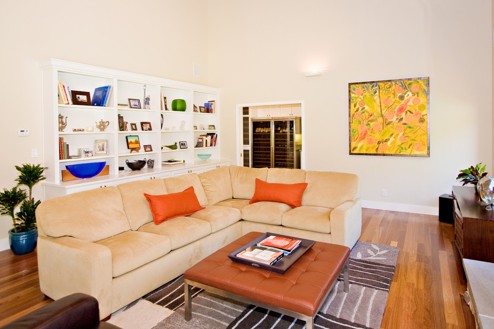 Esempio di un grande soggiorno design chiuso con pareti bianche, pavimento in legno massello medio, cornice del camino in pietra e TV a parete