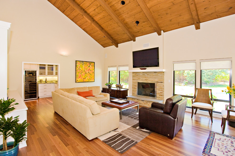 Großes, Abgetrenntes Modernes Wohnzimmer mit Hausbar, weißer Wandfarbe, braunem Holzboden, Kamin, Kaminumrandung aus Stein, TV-Wand und braunem Boden in San Francisco