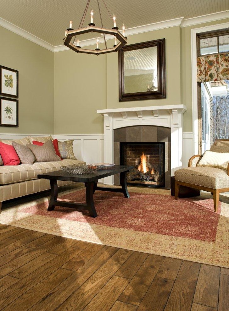 Ejemplo de sala de estar de estilo americano con paredes beige, suelo de madera en tonos medios y todas las chimeneas