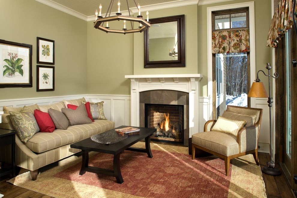 Свежая идея для дизайна: гостиная комната в стиле кантри с зелеными стенами, коричневым полом и ковром на полу - отличное фото интерьера